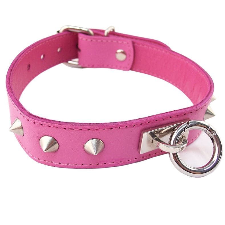 Collar con tachuelas y anilla en forma de O de color rosa de Rouge Garments